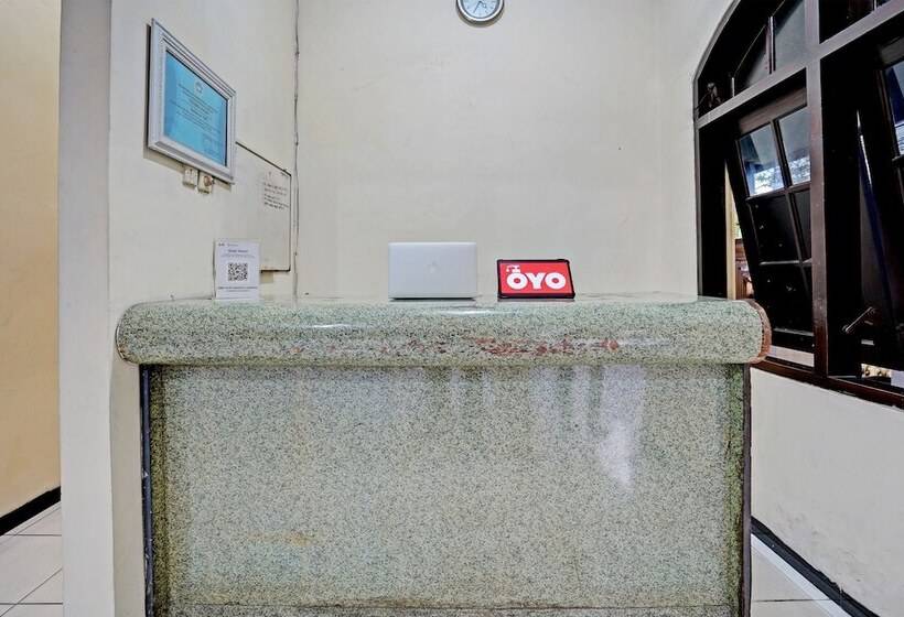 호텔 Oyo 91198 Mahkota 2 Lamongan