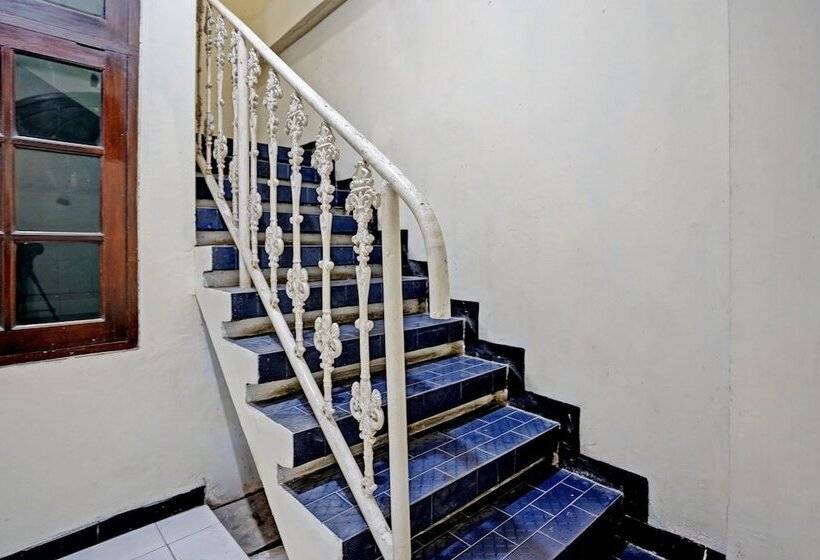 호텔 Oyo 91198 Mahkota 2 Lamongan