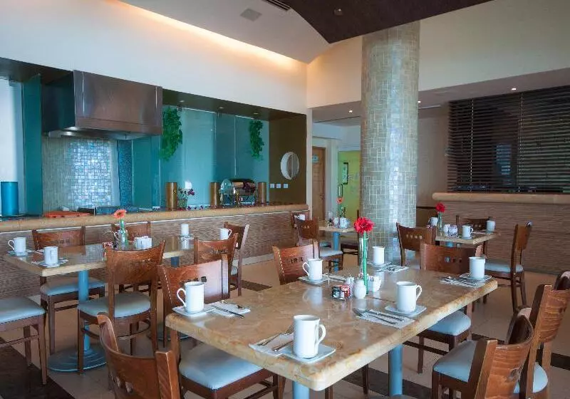 Artisan Family Hotels And Resort Collection Playa Esmeralda