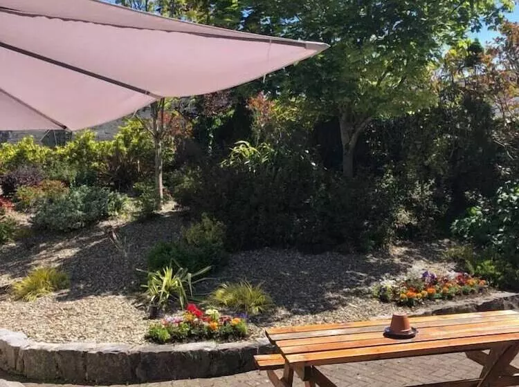 تختخواب و صبحانه Amber Hill Guesthouse