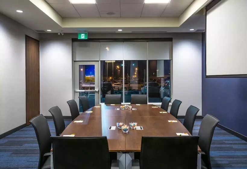 Отель Courtyard By Marriott Winnipeg Airport