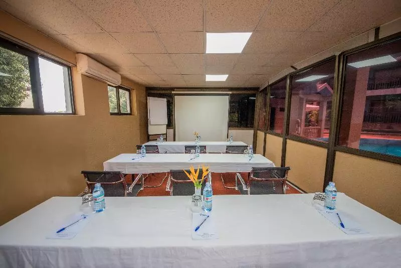 هتل Dolphin Suites