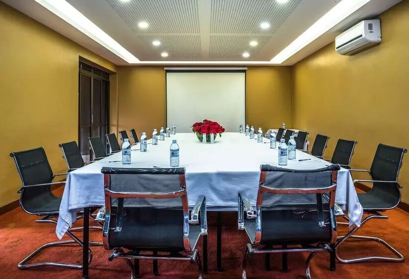 هتل Dolphin Suites