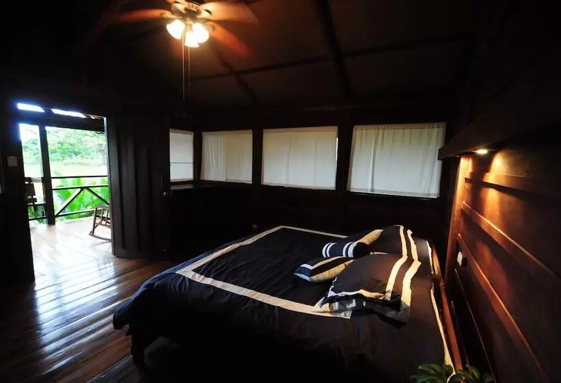 هتل La Anita Rainforest Ranch