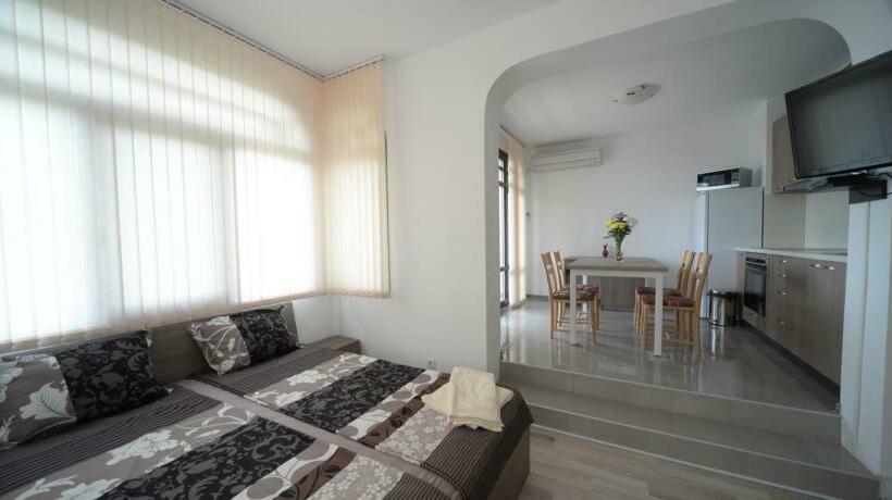 膳宿费 къща за гости алла