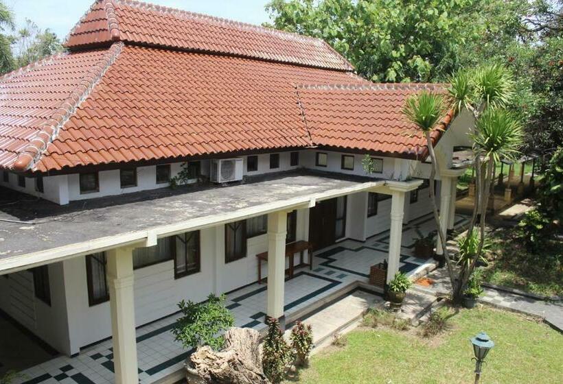 Pension Eboni Guest House Madiun