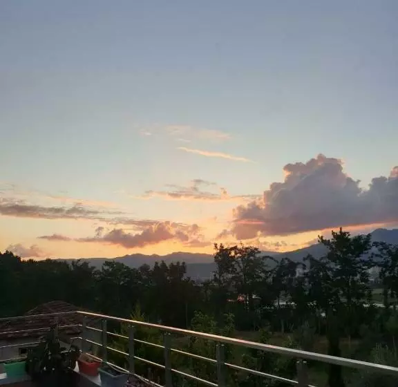 تختخواب و صبحانه Hilltop Hideaway