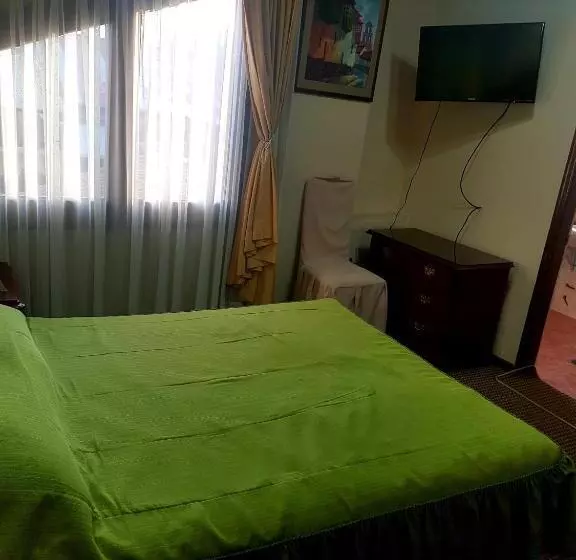 هتل Paola Hostal