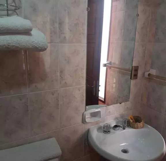 هتل Paola Hostal