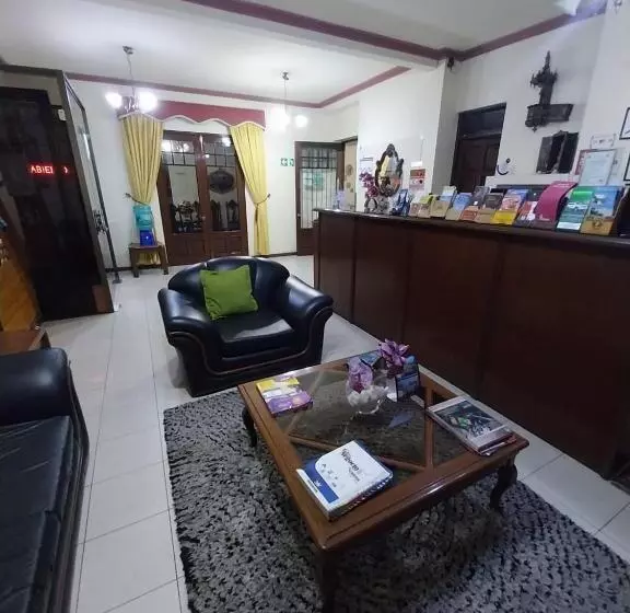 هتل Paola Hostal