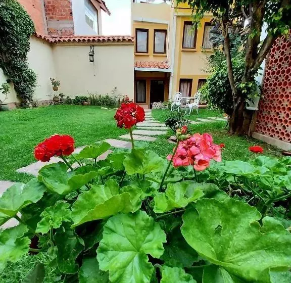 هتل Paola Hostal