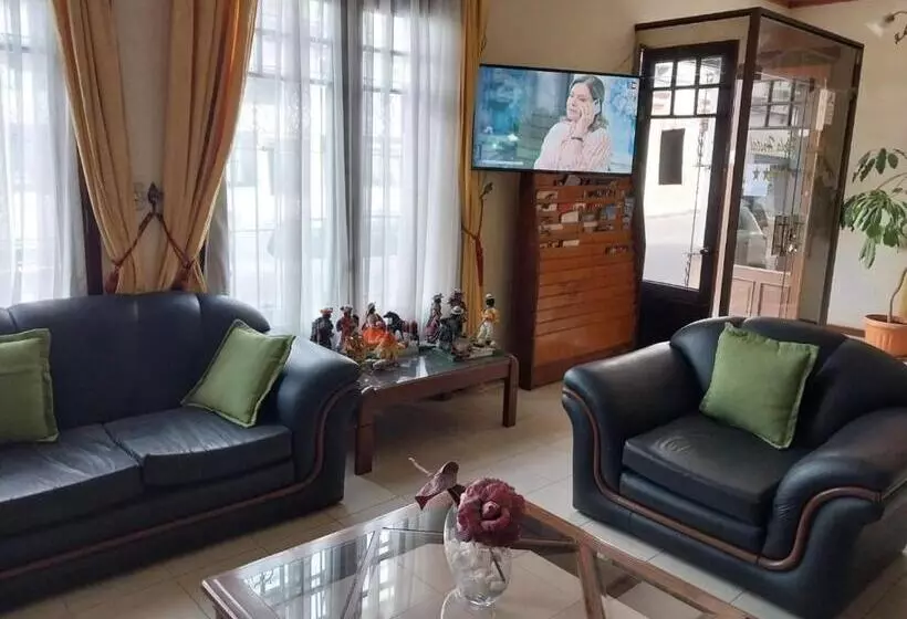 هتل Paola Hostal