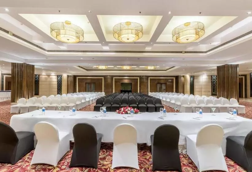 Отель Golden Tulip Chandigarh, Panchkula