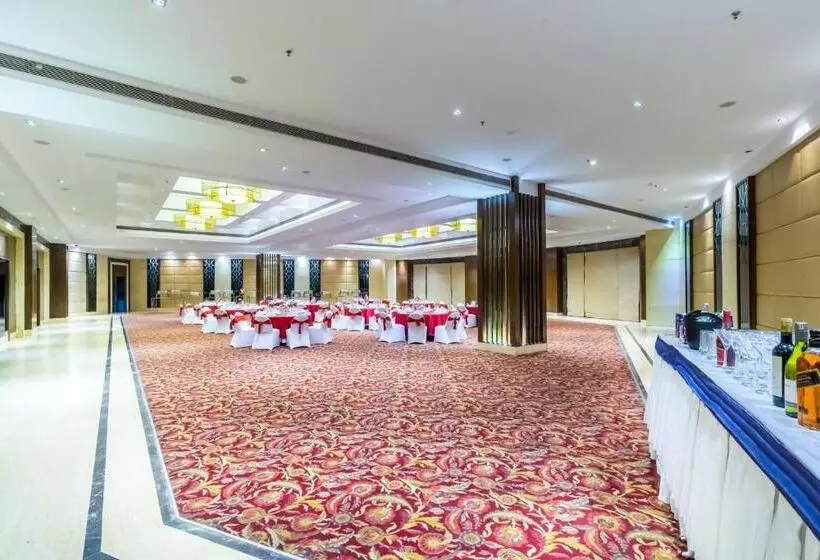 Отель Golden Tulip Chandigarh, Panchkula