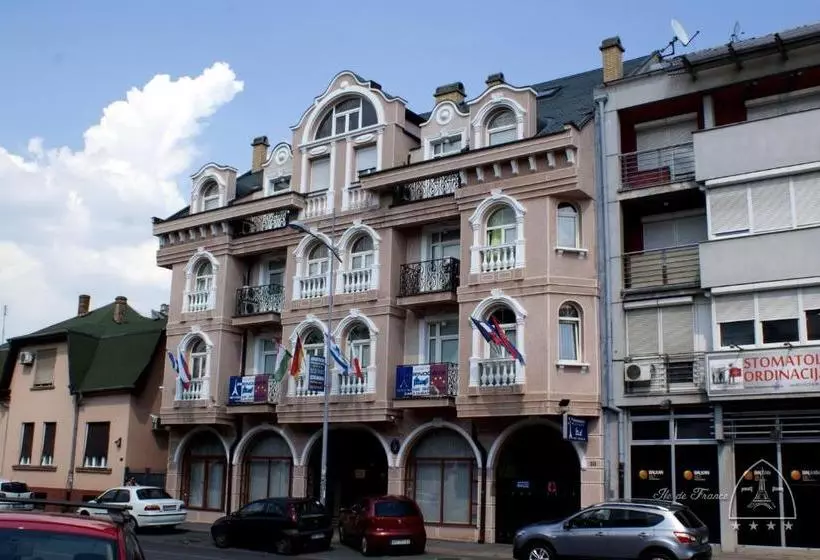 هتل Vila Ile De France