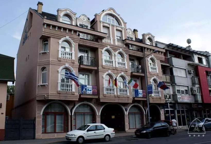 هتل Vila Ile De France