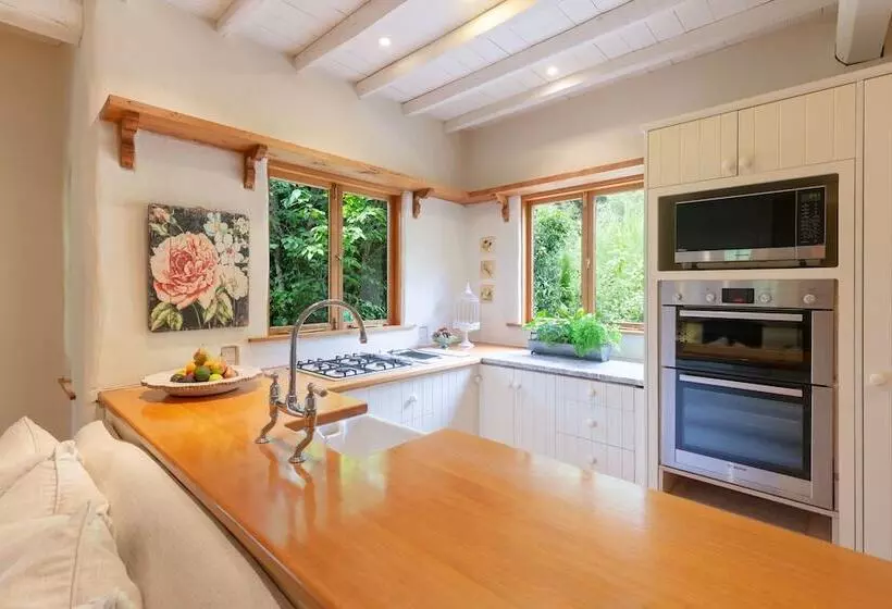 Отель Motueka River Lodge