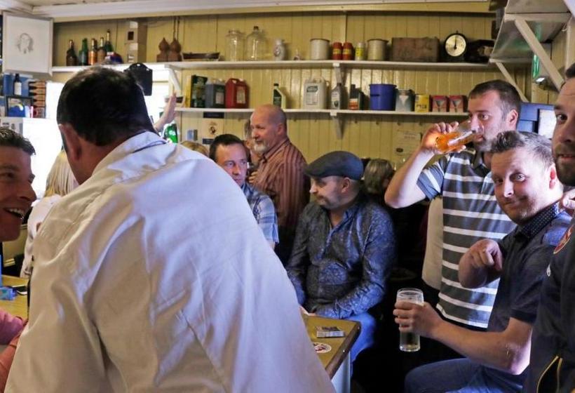 בית מלון כפרי The Seaview Tavern