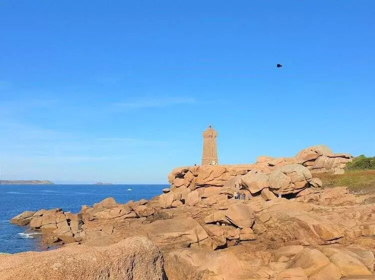 Hotelli Logis Hôtel Saint Guirec Et De La Plage