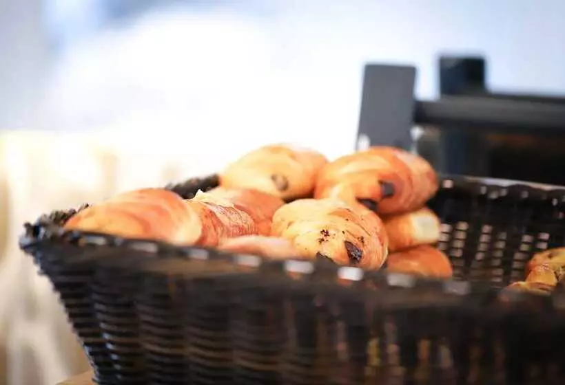 Hotelli Logis Hôtel Saint Guirec Et De La Plage