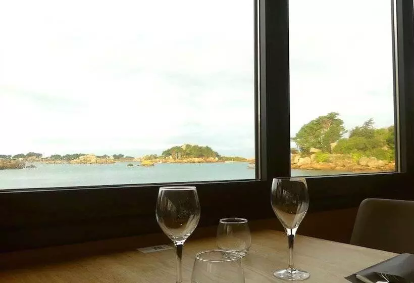 Hotelli Logis Hôtel Saint Guirec Et De La Plage