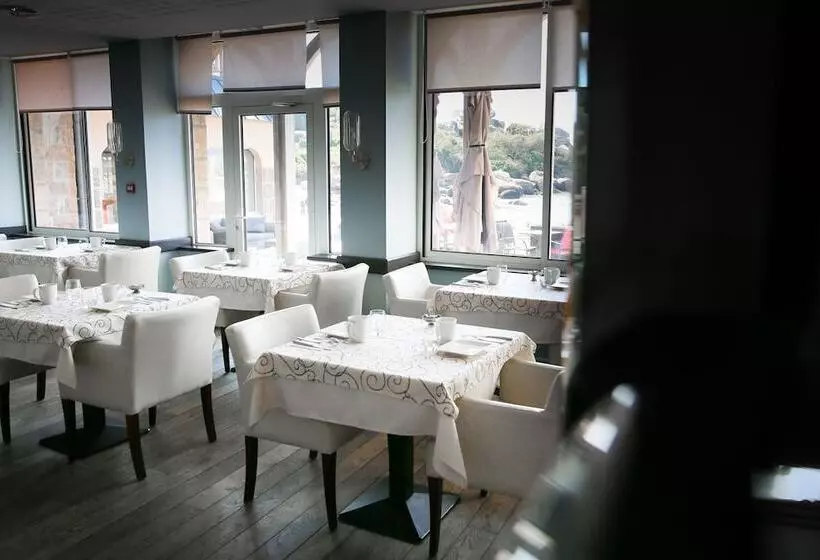 Hotelli Logis Hôtel Saint Guirec Et De La Plage