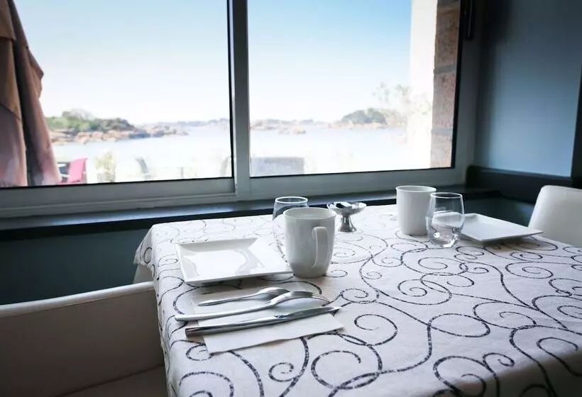 Hotelli Logis Hôtel Saint Guirec Et De La Plage