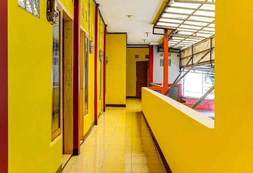 בית מלון כפרי Spot On 91159 Kost Putrana Syariah