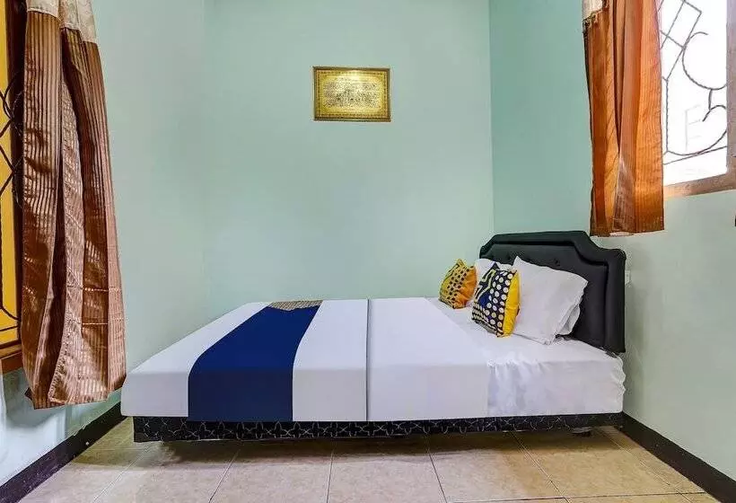 Hotelli Spot On 91159 Kost Putrana Syariah