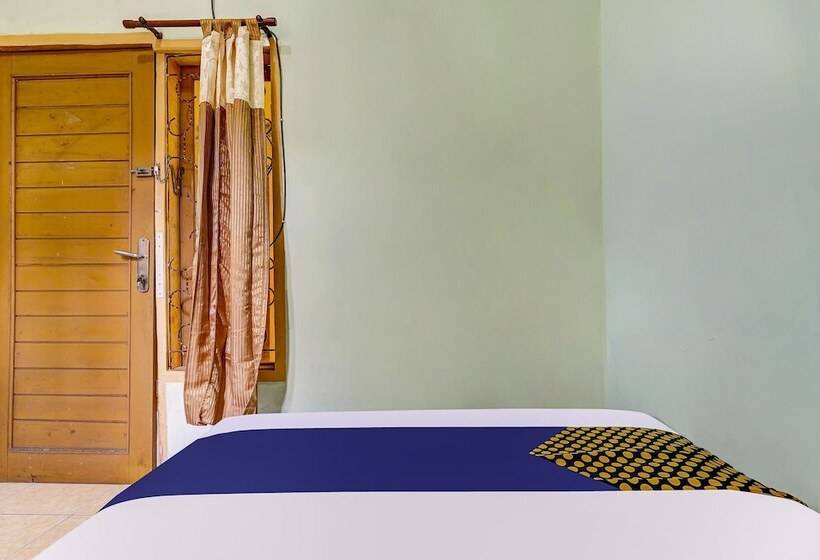 בית מלון כפרי Spot On 91159 Kost Putrana Syariah