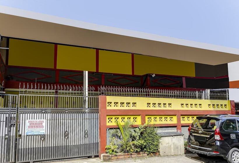 בית מלון כפרי Spot On 91159 Kost Putrana Syariah