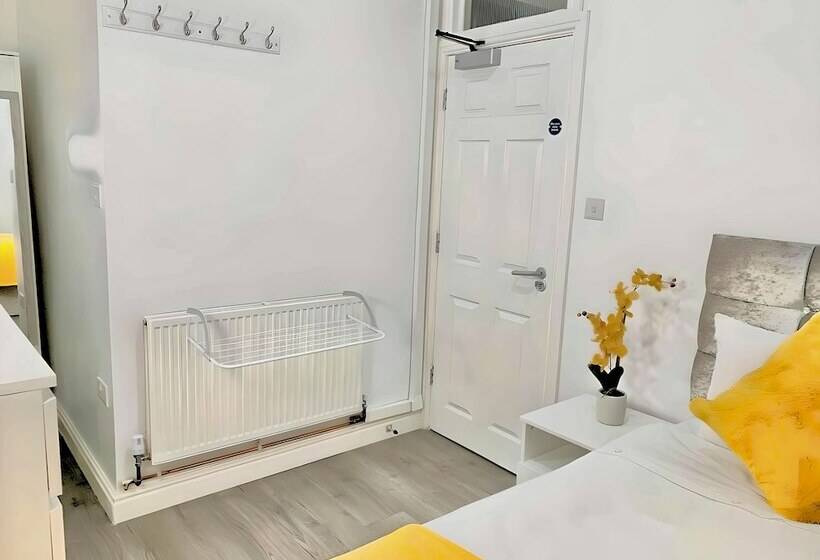 פנסיון Kunda House Madeley