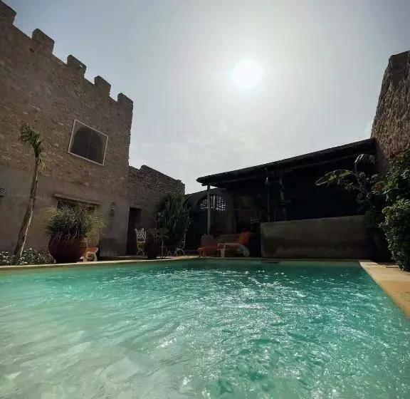 تختخواب و صبحانه Chateau D Orient