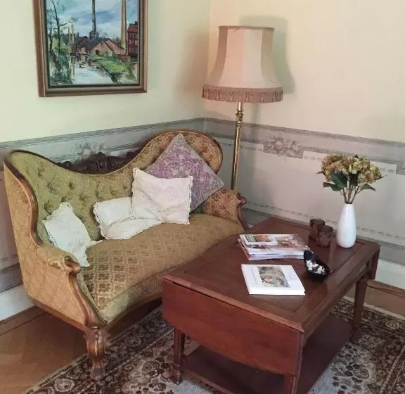 ベッドアンドブレックファースト Herrgårds Hotell Gyllene Hästen