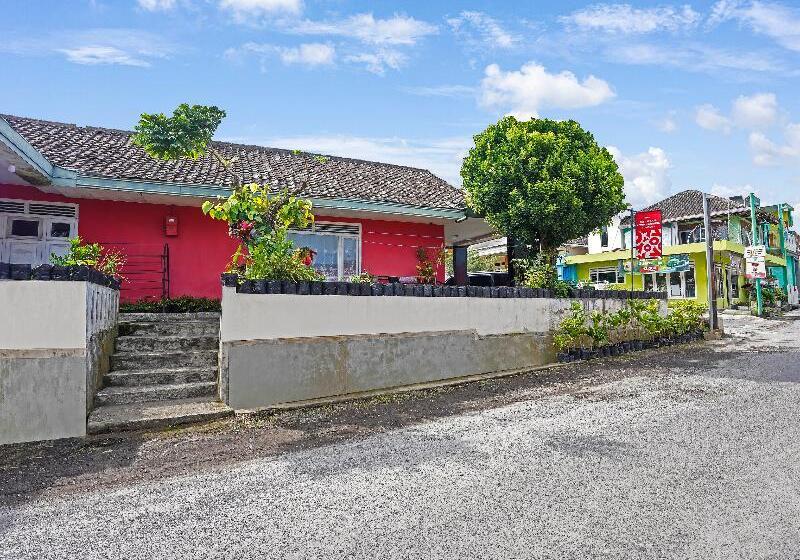 בית מלון כפרי Oyo Homes 91103 Desa Wisata Lembah Gunung Tumpeng