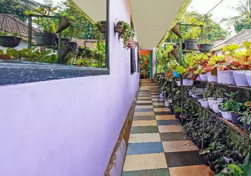 Hotelli Oyo Homes 91103 Desa Wisata Lembah Gunung Tumpeng