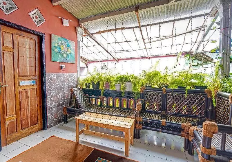 Hotelli Oyo Homes 91103 Desa Wisata Lembah Gunung Tumpeng