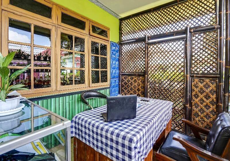 בית מלון כפרי Oyo Homes 91103 Desa Wisata Lembah Gunung Tumpeng