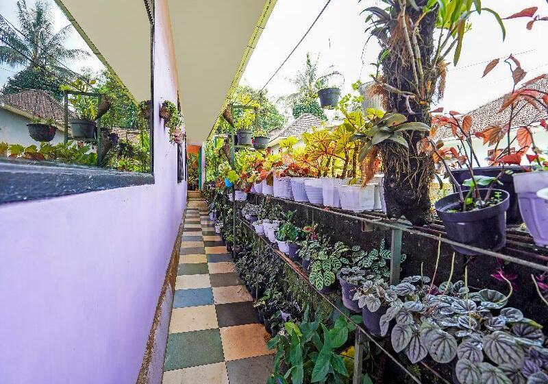 בית מלון כפרי Oyo Homes 91103 Desa Wisata Lembah Gunung Tumpeng