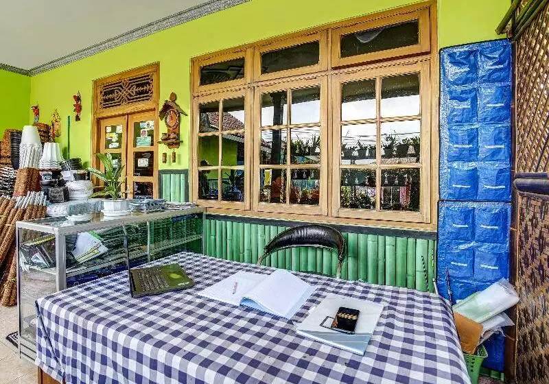 Hotelli Oyo Homes 91103 Desa Wisata Lembah Gunung Tumpeng