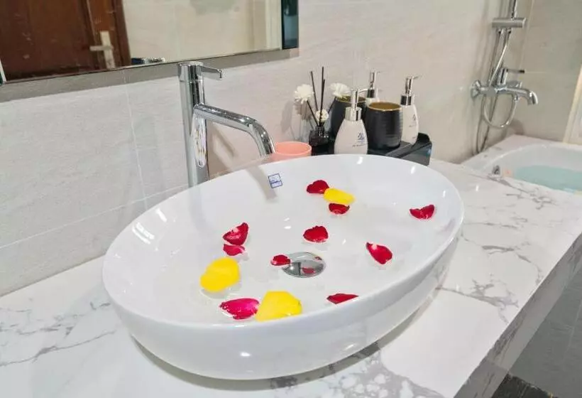 هتل The Enchanted