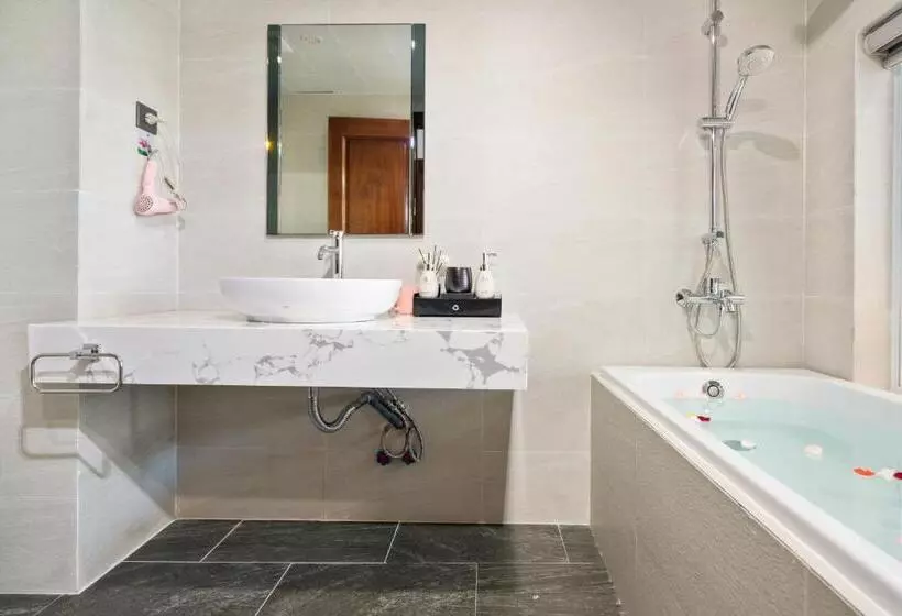 هتل The Enchanted