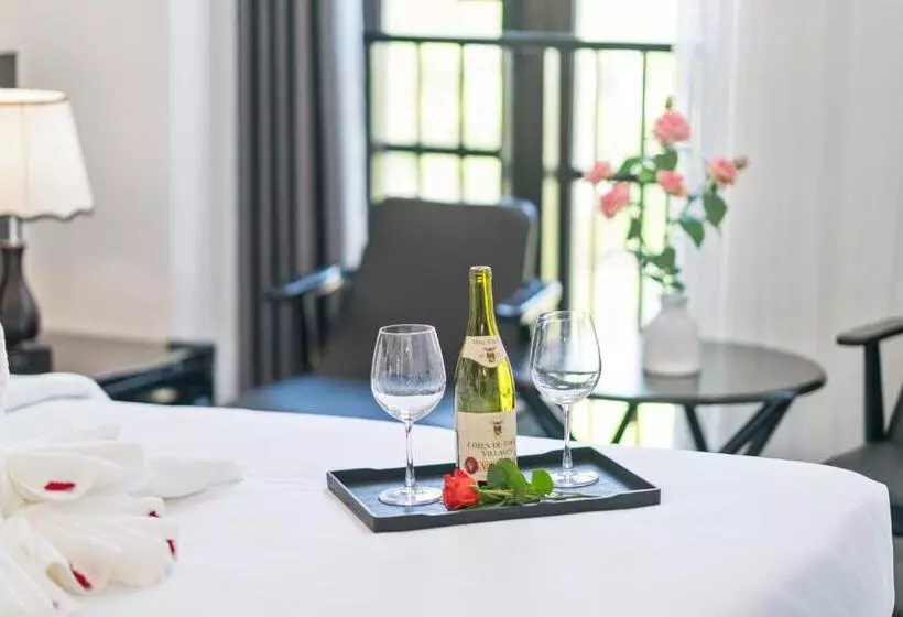 هتل The Enchanted