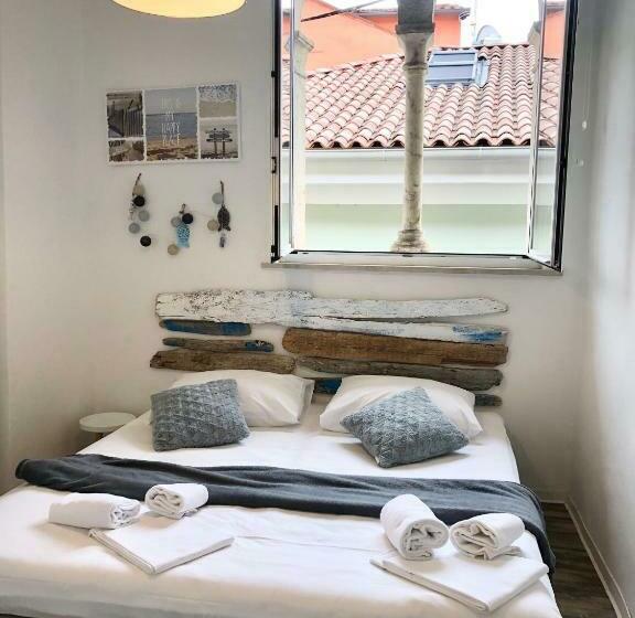 هاستل Old Court Koper