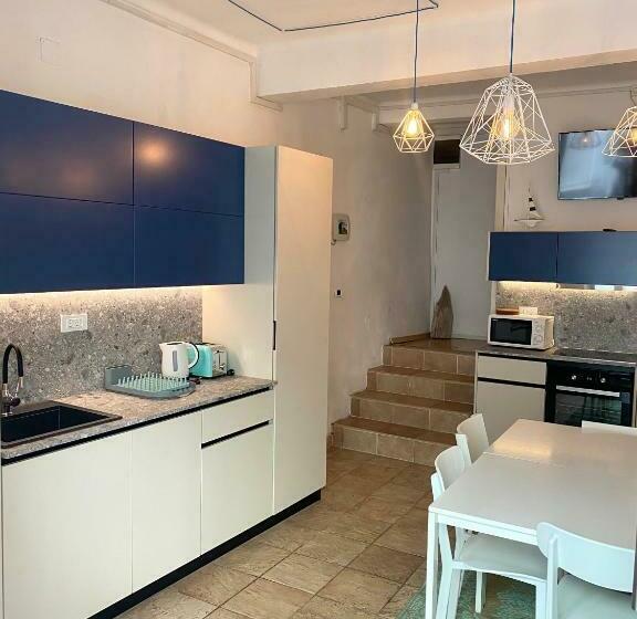 هاستل Old Court Koper