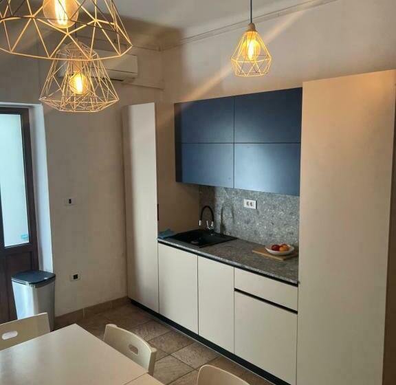 هاستل Old Court Koper