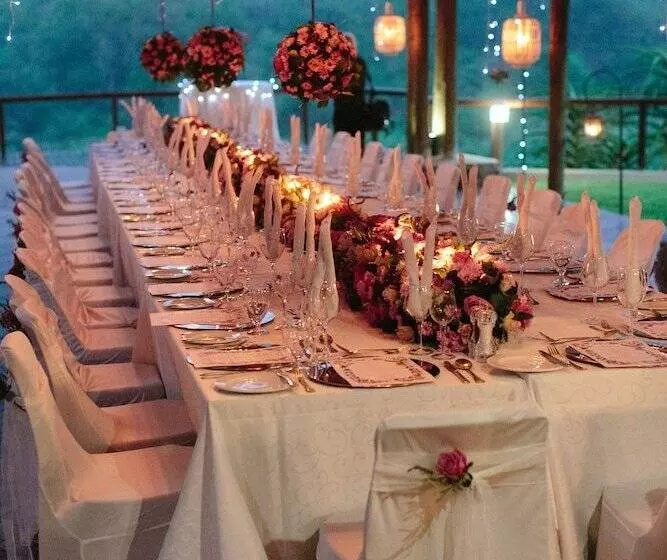 Amakhosi Safari Lodge And Spa