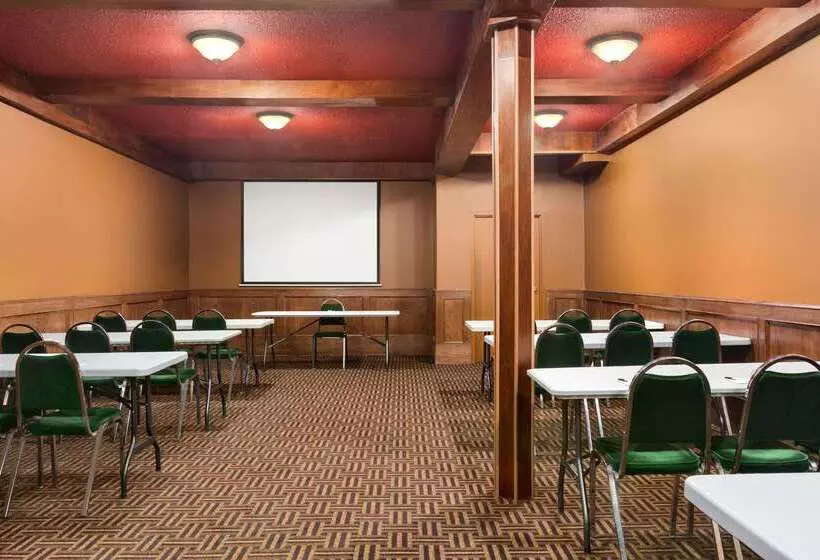 모텔 Travelodge By Wyndham Meadow Lake