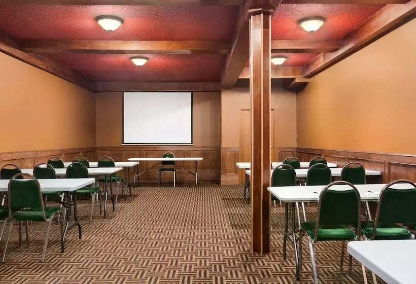 모텔 Travelodge By Wyndham Meadow Lake