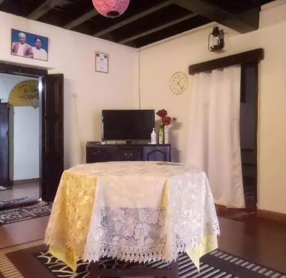 Aamiaismajoitus (B&B) Sardar Bahadur S Heritage Bungalow Estate Stay